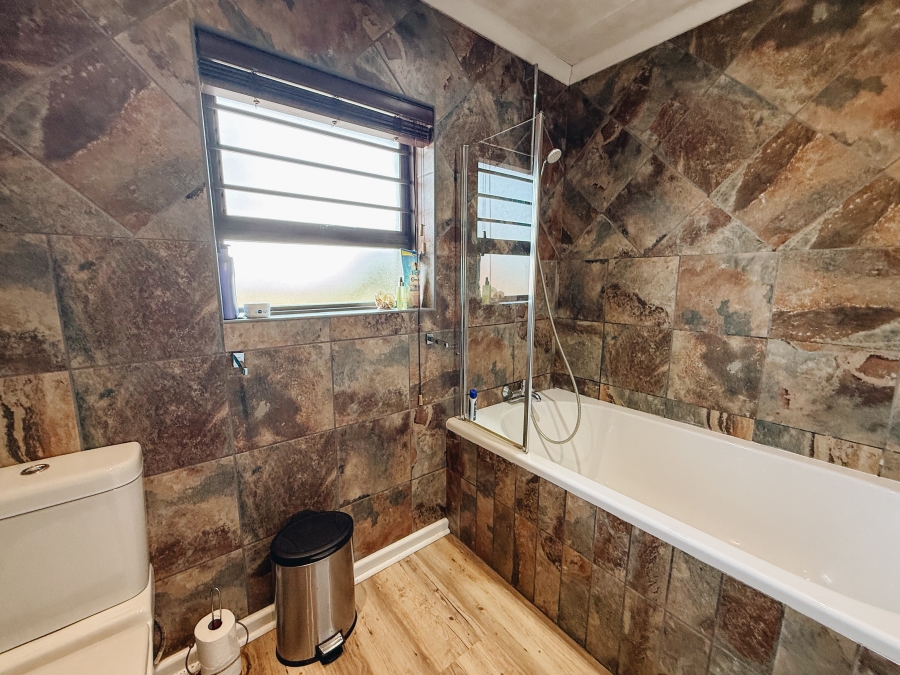 4 Bedroom Property for Sale in Aalwyndal Western Cape